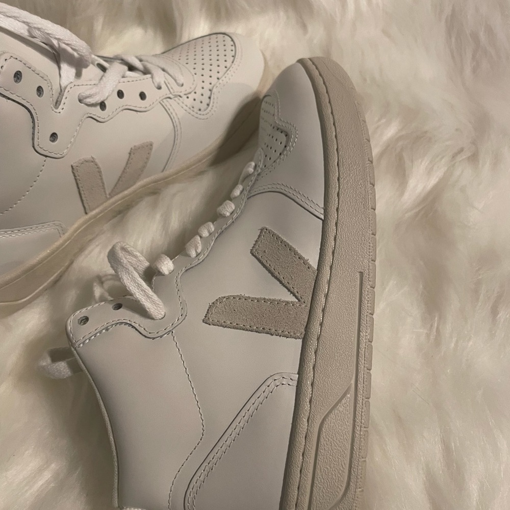 Veja V-15 Mid Sneaker - Picture 2 of 6